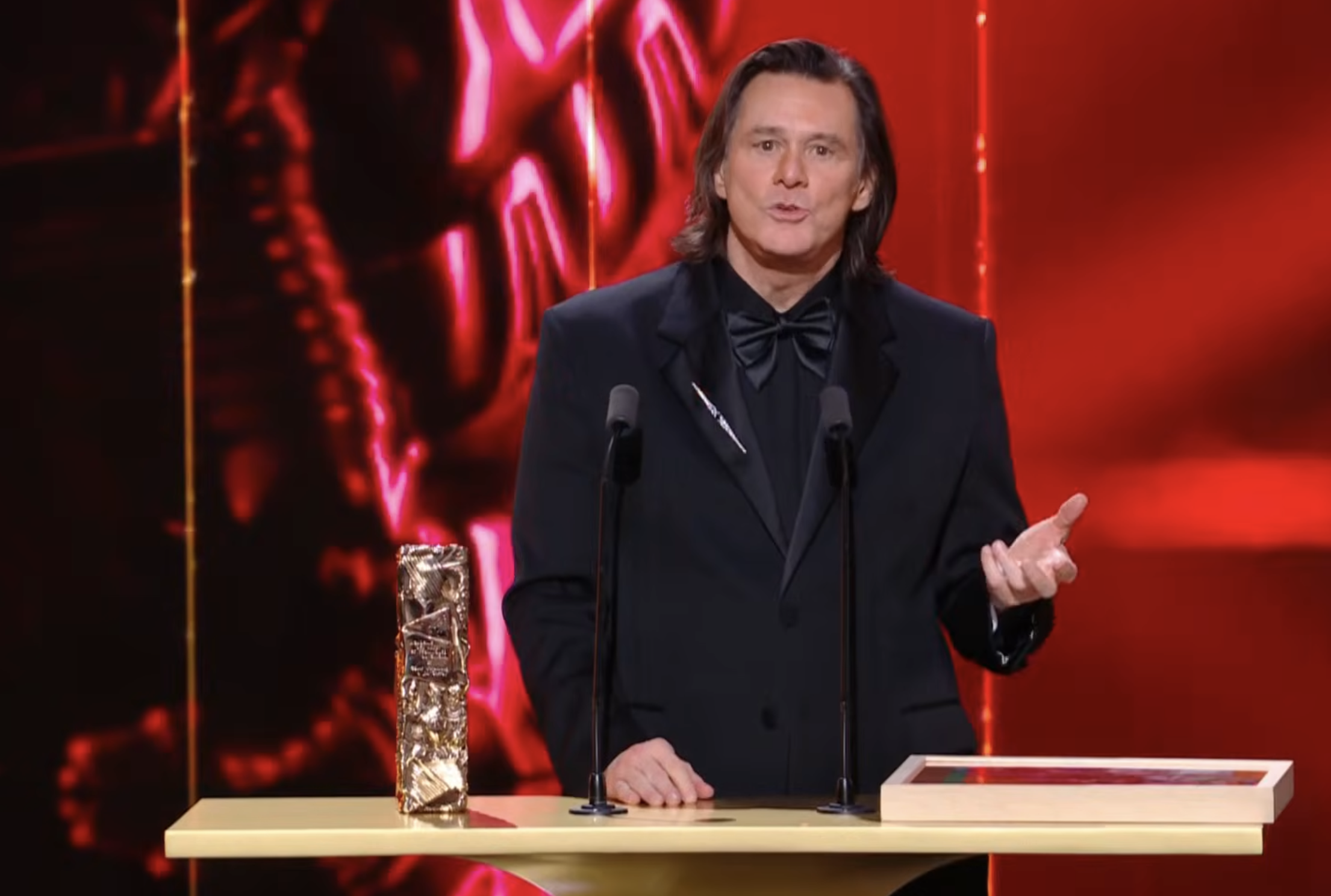 "Це не він!" 64-річний Джим Керрі налякав "новим обличчям" (фото, відео)